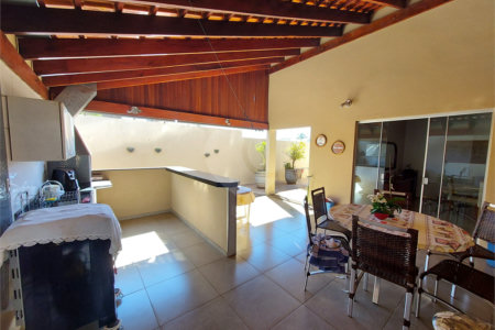 Casa à venda com 4 quartos, sendo 2 suítes, no condomínio Nascente do Jaraguá, Araraquara - SP