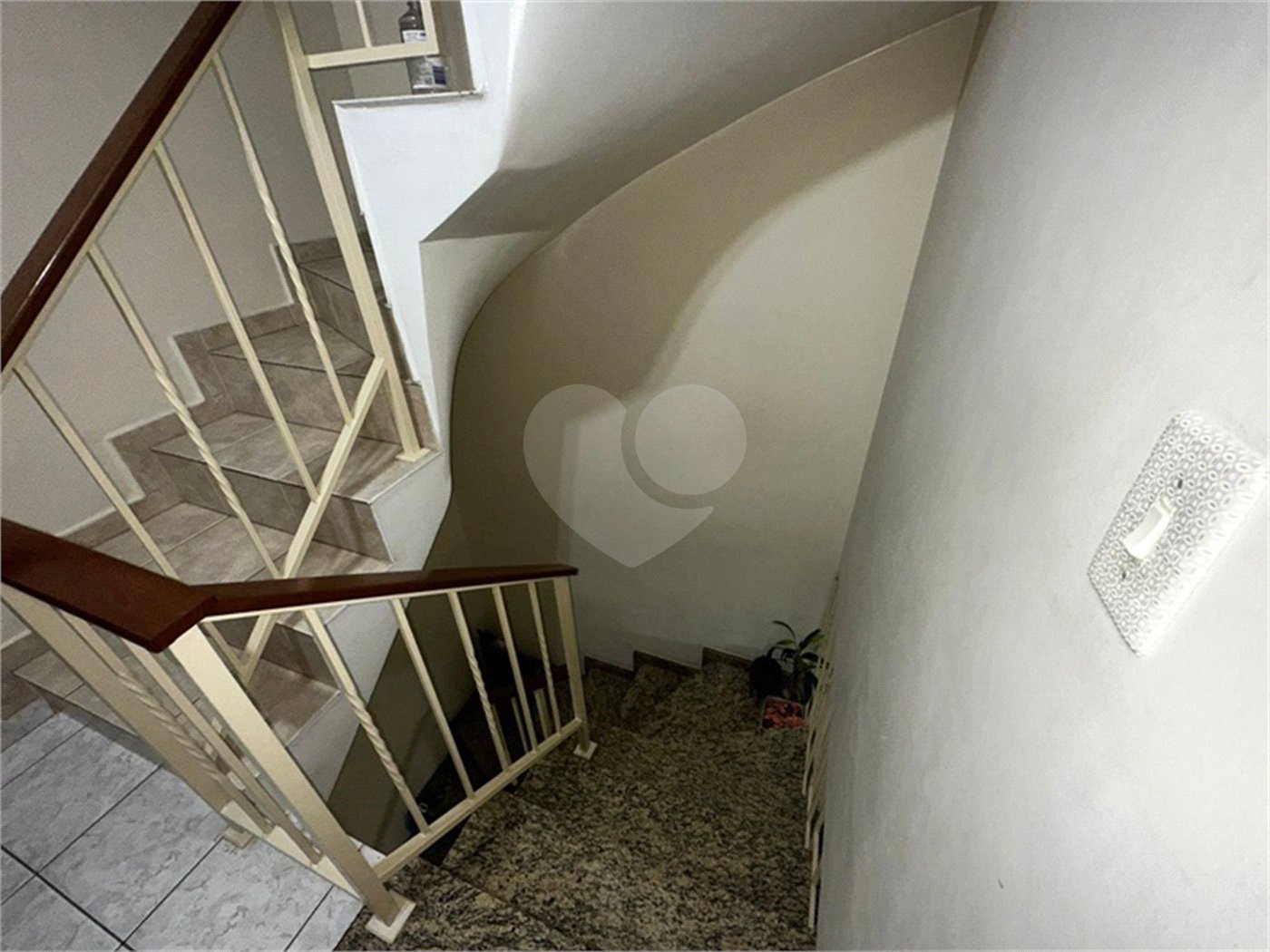 Casa à venda com 3 quartos, sendo 1 suíte, no condomínio Residencial Jardim das Palmas, São Paulo - SP