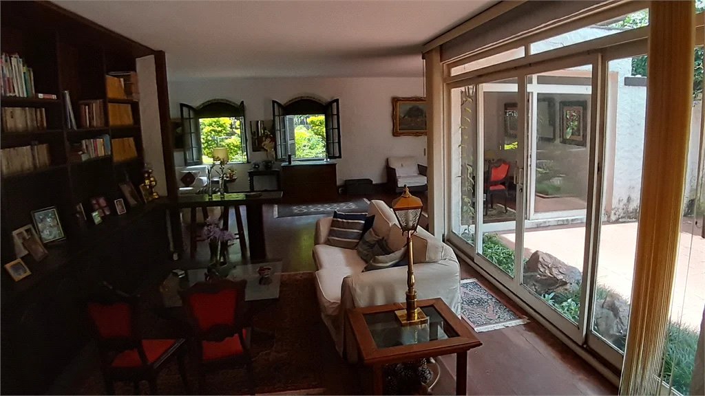 Sobrado em estilo Tudor com edícula independente à venda –