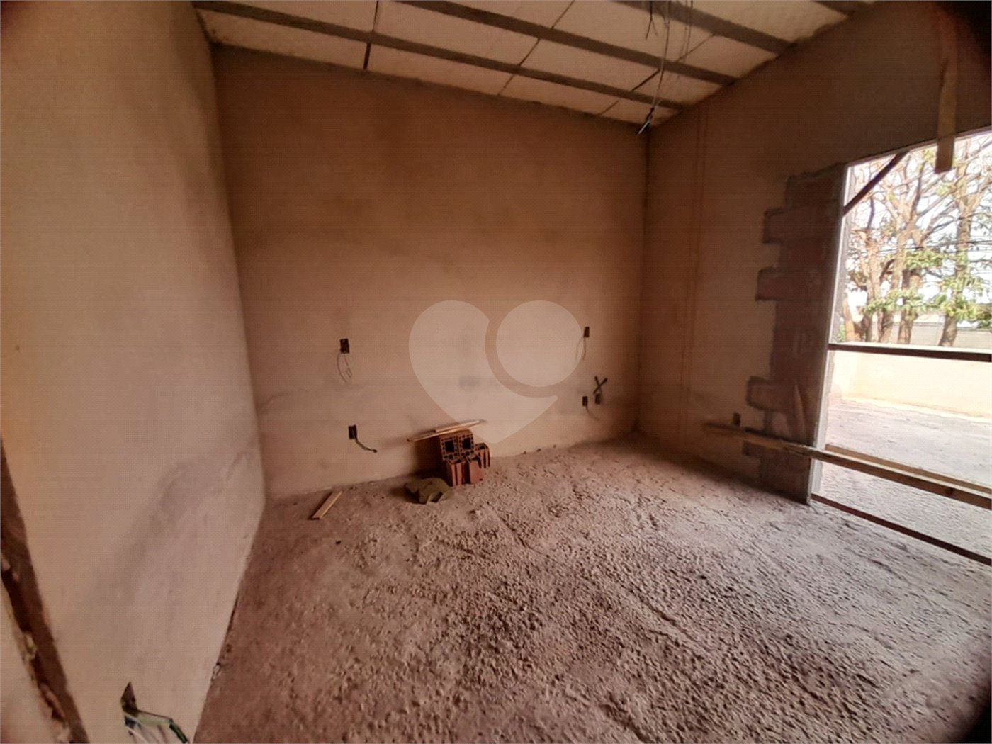 Casa em Construção com Área Gourmet e Piscina no Condomínio Damha II