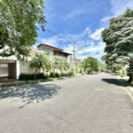 Casa em condomínio Impecável, 4 dorms / 2 suítes, varanda gourmet, piscina, 3 lareiras