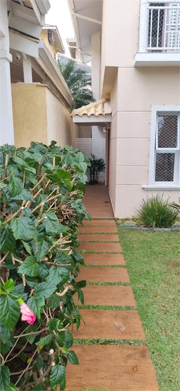 Casa à venda com 4 quartos, sendo 2 suítes,  no condomínio Casas de Windsor, São Paulo - SP