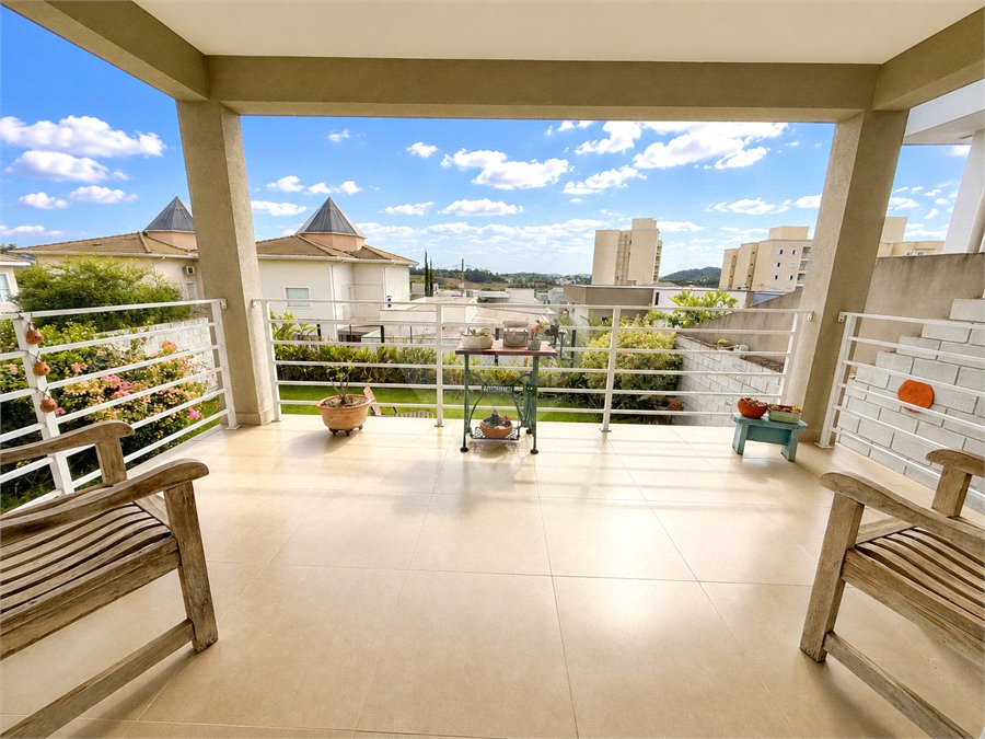 Casa à venda com 3 suítes no condomínio Via Castelli, Louveira - SP