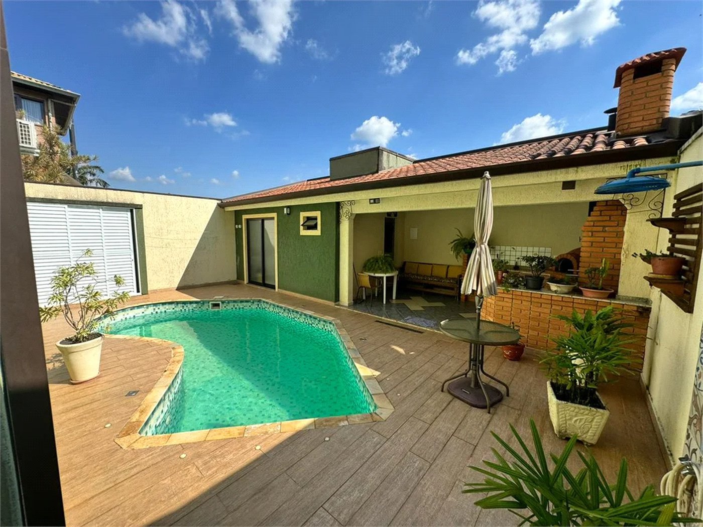 Casa à venda com 3 quartos, sendo 1 suíte, no condomínio Residencial Jardim das Flores 1510, Cotia - SP
