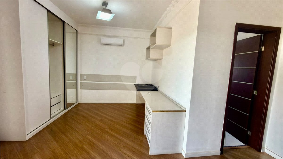 Casa à venda com 4 suítes no condomínio Parque Village Castelo, Itu - SP