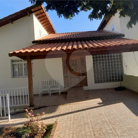 Casa à venda com 4 quartos, sendo 1 suíte, no Centro, Bom Jesus dos Perdões, SP