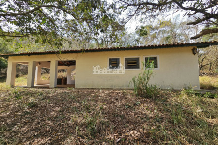 Chácara à venda com 2 quartos em Estância Santa Maria do Laranjal, Atibaia, SP