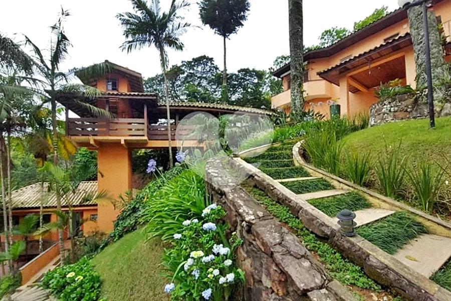 Casa à venda com 4 quartos, sendo 2 suítes, no condomínio Parque Imperial da Cantareira, Mairiporã - SP