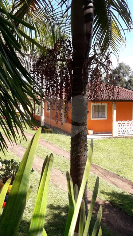Chácara à venda com 8 quartos, sendo 3 suítes, no Centro, Toledo, MG