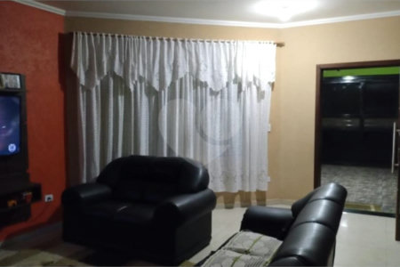 Casa à venda com 5 quartos, sendo 1 suíte,  em Parque do Colégio, Suzano, SP