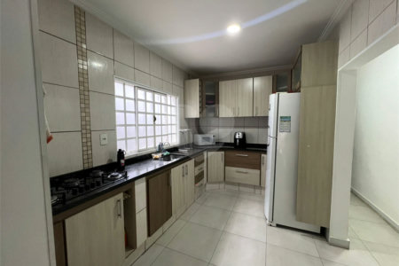 Sobrado à venda com 3 quartos, sendo 1 suíte, em Lopes de Oliveira, Sorocaba, SP
