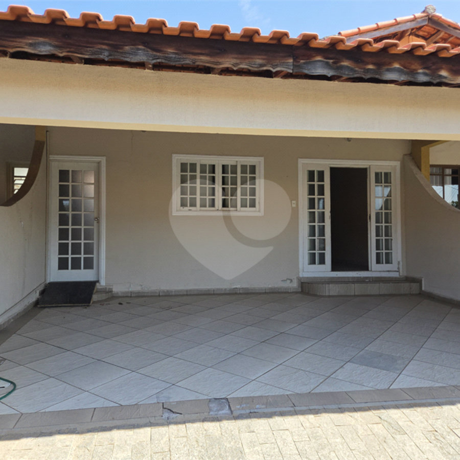 Casa à venda com 3 quartos, sendo 1 suíte, no condomínio Parque das Árvores, Sorocaba - SP