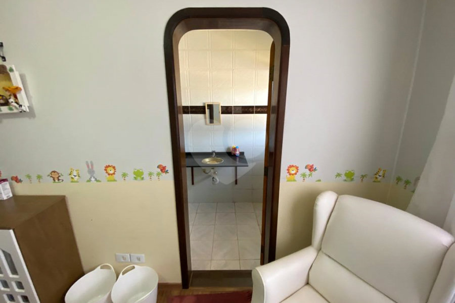 Casa à venda com 5 quartos, sendo 4 suítes, no condomínio Vilarejo Estoril, Mairiporã - SP