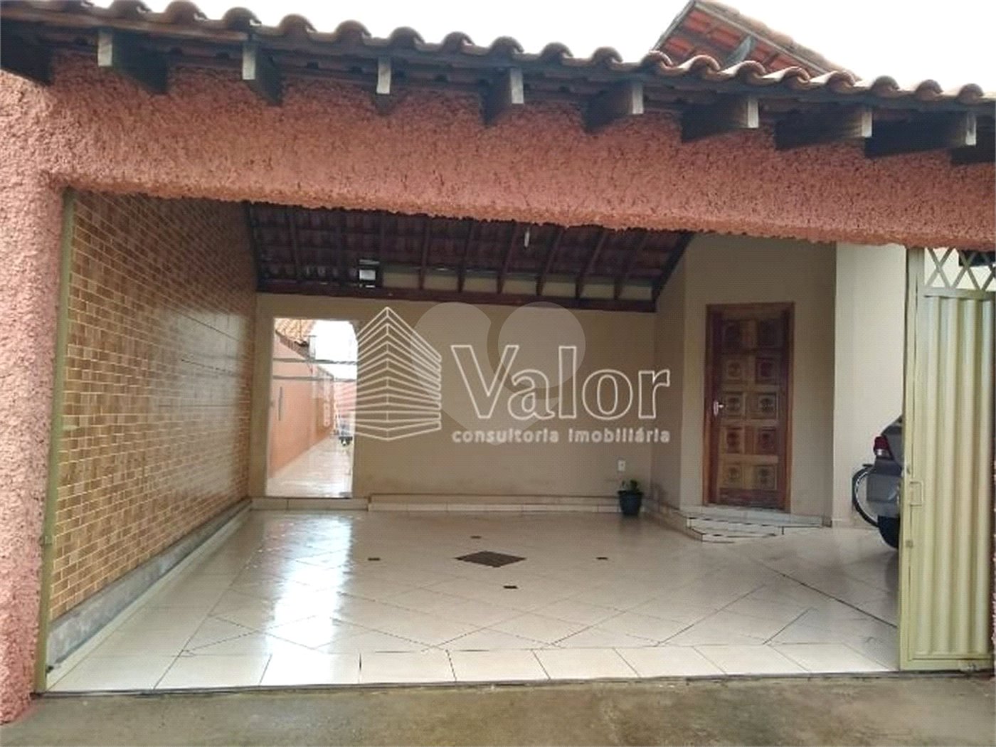 Casa Térrea com 3 dormitórios, sendo 1 suíte.