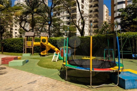 Apartamento à venda com 3 quartos, sendo 1 suíte, em Moema, São Paulo, SP