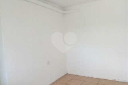 Casa de 1 dormitório com quintal e jardim na Vila Ipojuca!