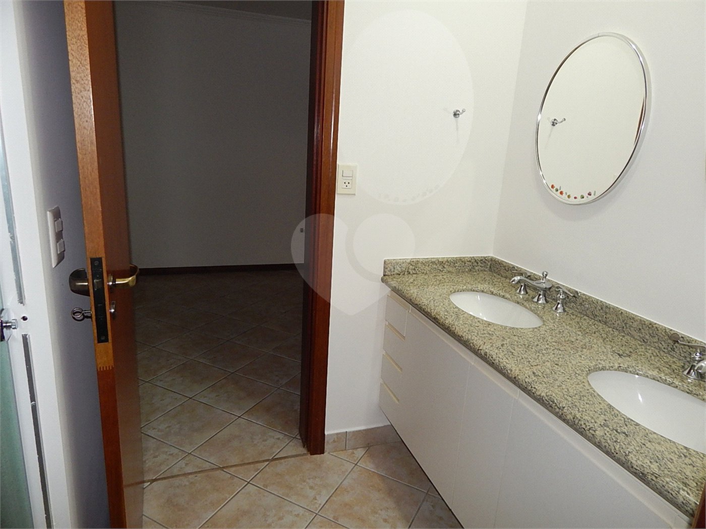 Casa à venda com 3 quartos, sendo 1 suíte, no condomínio Alpes de Vinhedo, Vinhedo - SP