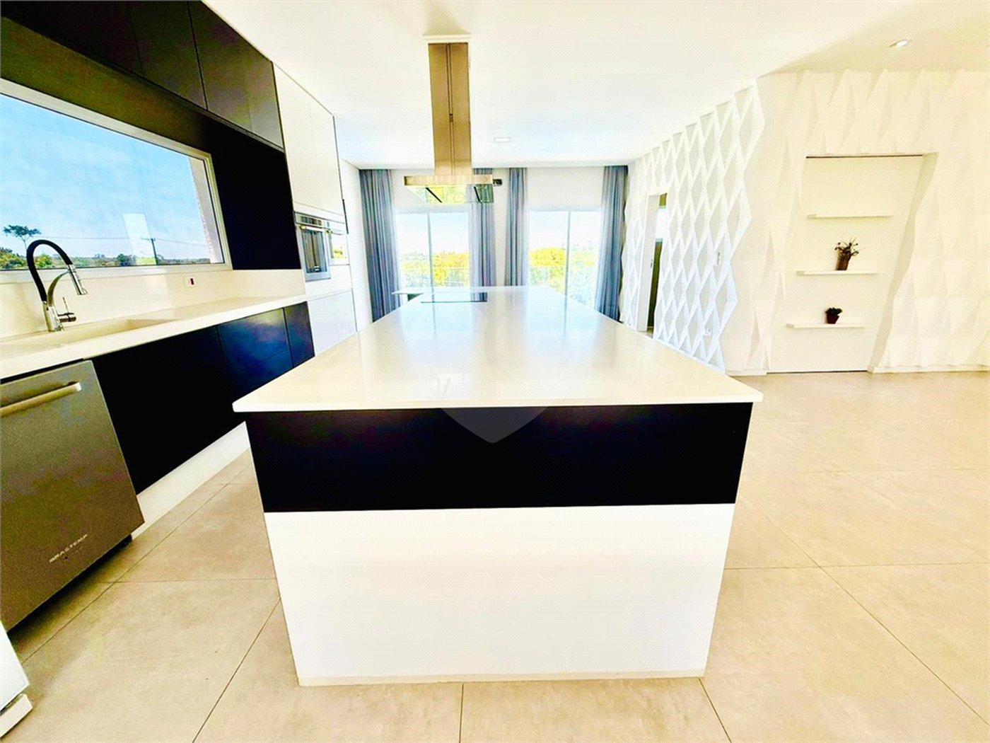 Casa à venda com 4 quartos, sendo 3 suítes, no condomínio Village Araçoiaba, Araçoiaba da Serra - SP