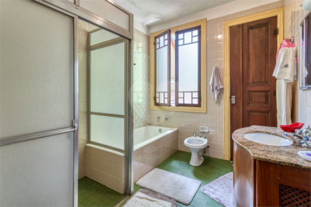 Sobrado à venda com 8 quartos, sendo 3 suítes, em Alto da Boa Vista, São Paulo, SP