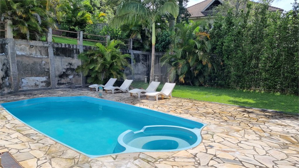 Casa à venda com 3 quartos, sendo 1 suíte,  no condomínio Alpes da Cantareira, Mairiporã - SP