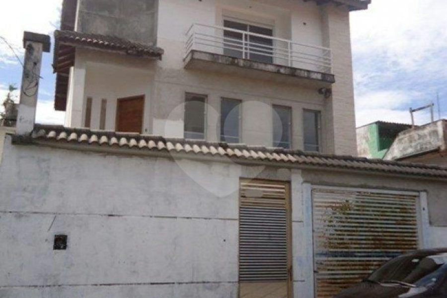 Sobrado à venda com 3 quartos, sendo 1 suíte, em Vila Irmãos Arnoni, São Paulo, SP