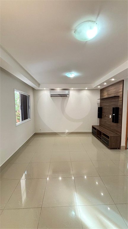 Casa à venda com 3 quartos, sendo 1 suíte, no condomínio Solar das Torres, Cuiabá - MT