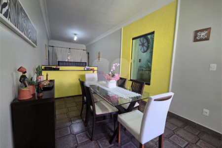 Casa à venda com 4 quartos, sendo 1 suíte, em Vila Paulo Silas, São Paulo, SP