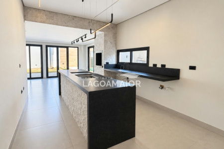 Casa à venda ou para alugar com 4 quartos, sendo 2 suítes, no Centro, Três Lagoas - MS