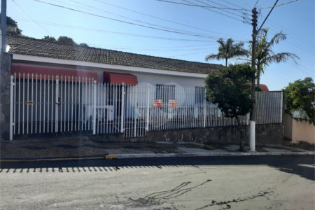 Linda Casa muito bem localizado na rua três na cidade de Rio Claro