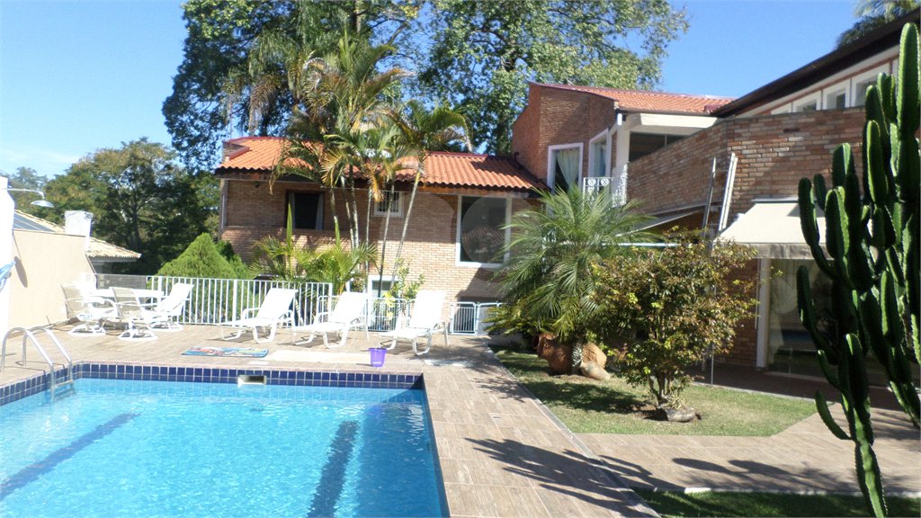 Sobrado à venda com 4 suítes em Recanto Impla, Carapicuíba, SP