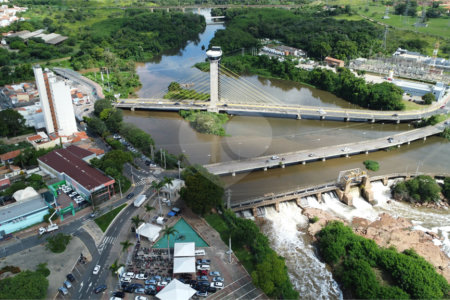 Casa à venda com 4 quartos, sendo 1 suíte, em Jardim Celani, Salto, SP