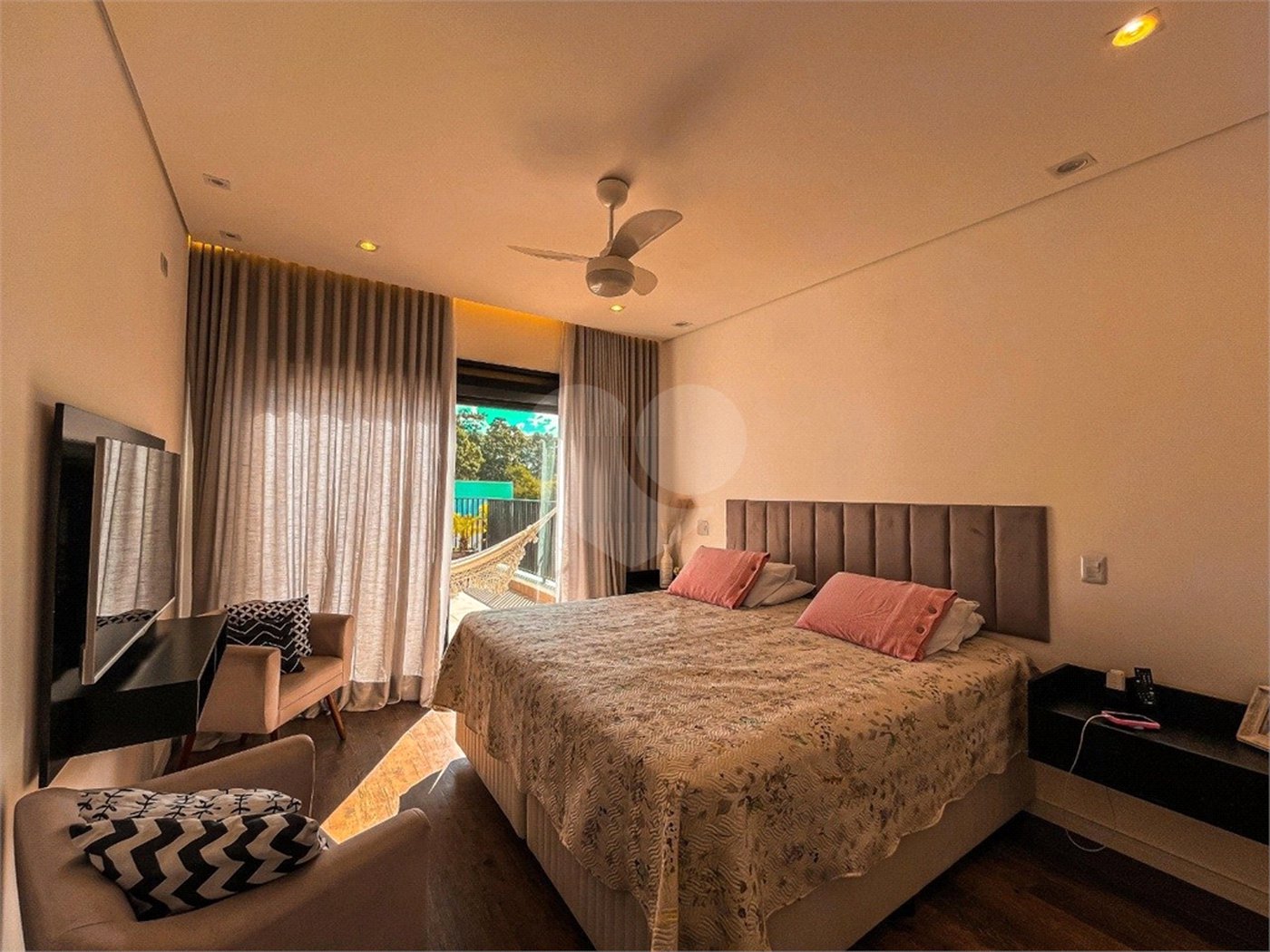 Casa à venda com 4 quartos, sendo 3 suítes,  no condomínio Vintage, Cotia - SP