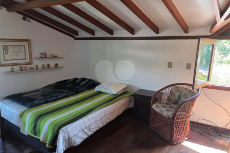 Casa à venda com 4 quartos, sendo 2 suítes, em Cidade São Francisco, São Paulo, SP