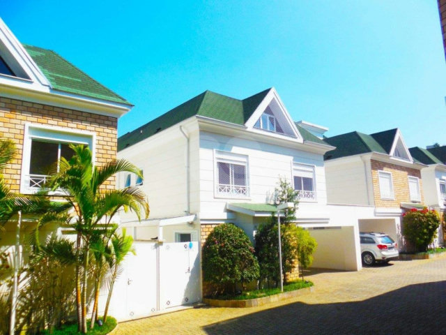 Casa à venda com 4 quartos, sendo 2 suítes,  no condomínio Bristol Village, São Paulo - SP