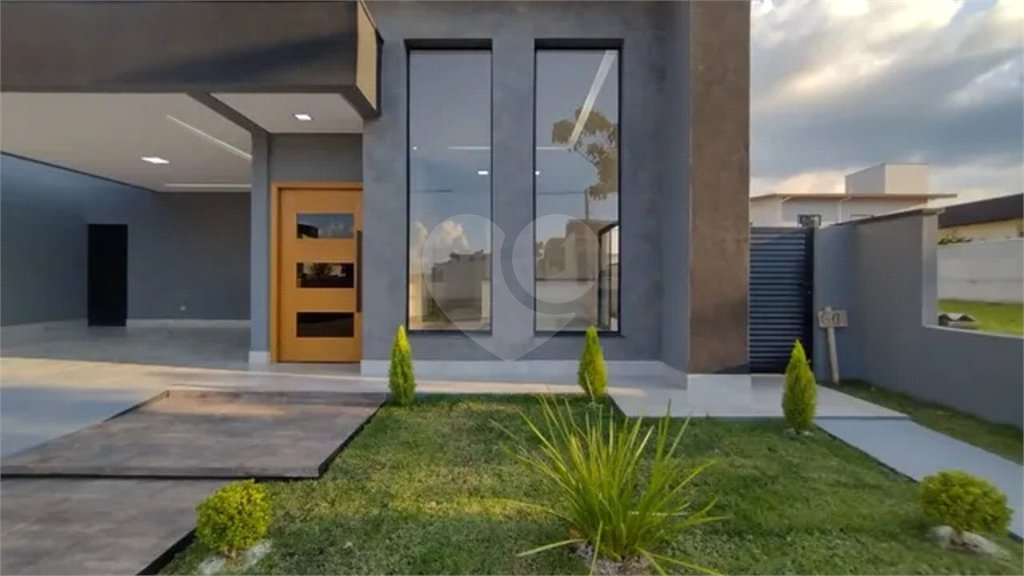 Casa à venda com 3 quartos, sendo 1 suíte,  no condomínio Terras do Vale, Caçapava - SP
