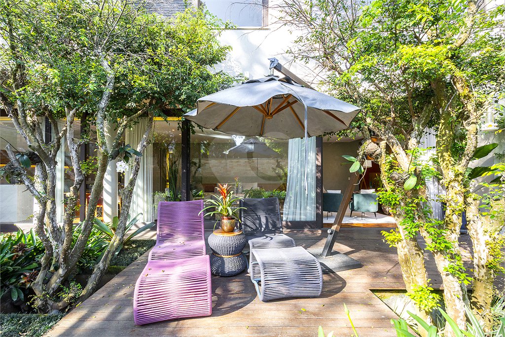 Casa à venda com 4 suítes no condomínio Vila Flora, São Paulo - SP