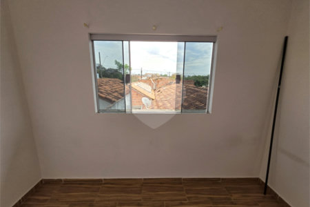 Casa térrea à venda no Douradinho com 2 quartos e edícula com mais dois quartos e 2 banheiros.