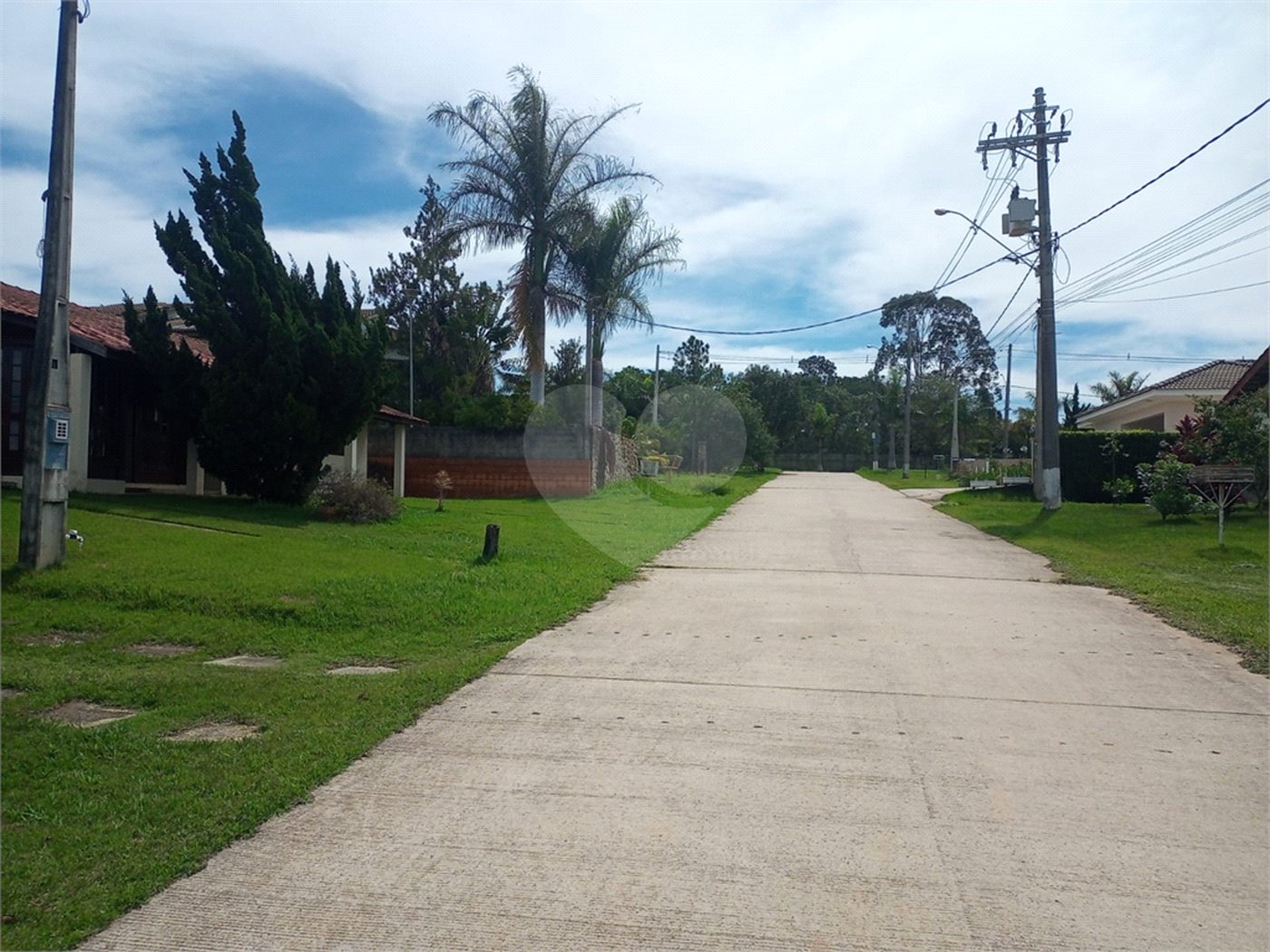 Casa à venda com 4 quartos, sendo 1 suíte,  no condomínio Village da Serra, Araçoiaba da Serra - SP