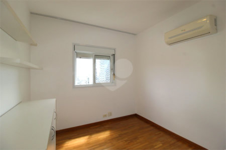 Apartamento à venda com 3 quartos, sendo 1 suíte,  em Vila Olímpia, São Paulo, SP