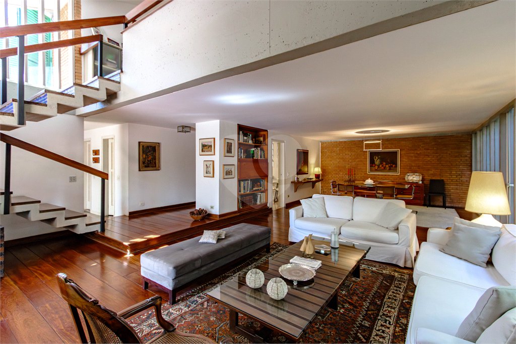 Casa à venda com 4 quartos, sendo 1 suíte,  em Jardim Leonor, São Paulo, SP