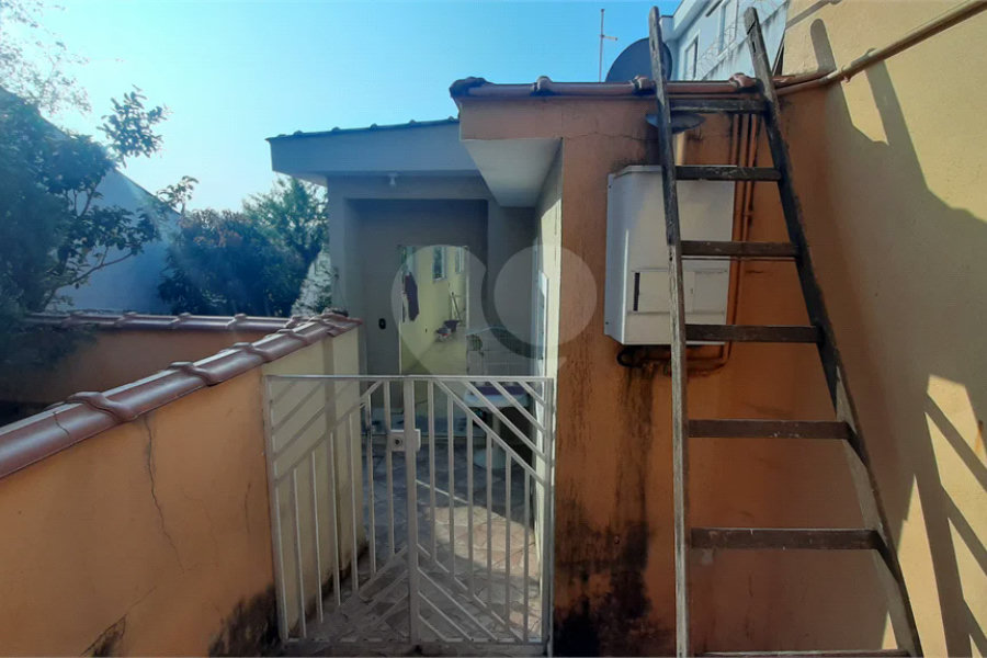 São 3 casas, próximo ao metrô Parada Inglesa, próximo a comércios da região.