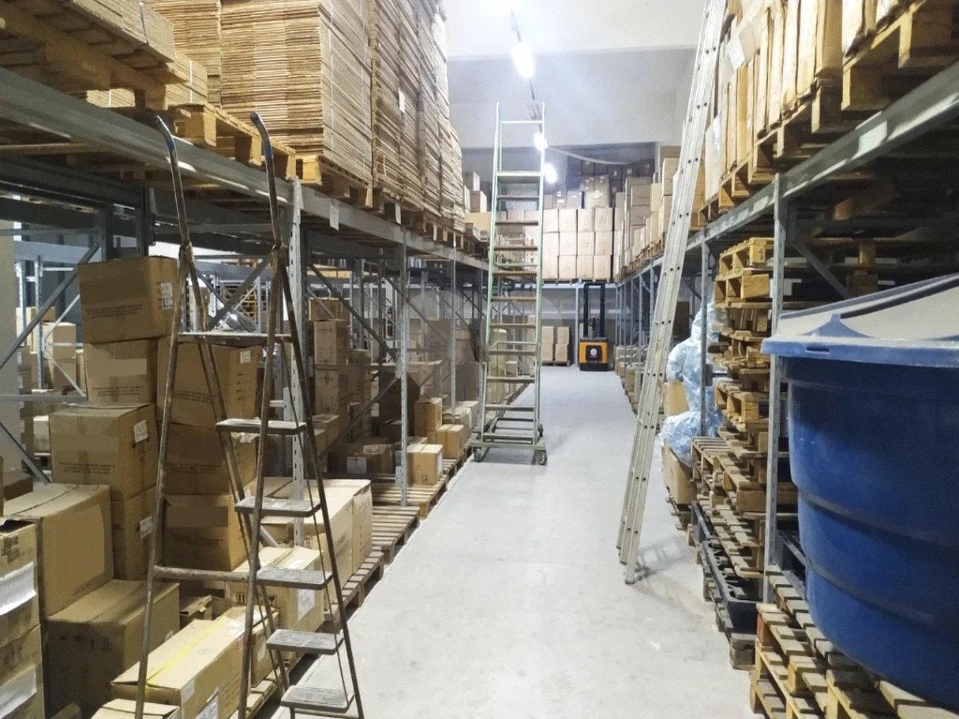 Galpão com 1155m² , 6 banheiros , sendo 2 vestiários , atualmente com 13 vagas , podendo chegar a 17 , à venda na Vila Principe de Gales em Santo André.