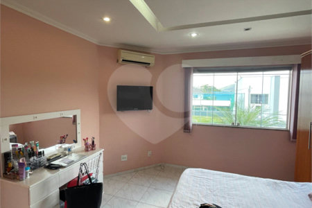 Casa à venda com 5 quartos, sendo 1 suíte, no condomínio Residencial Green Ville, Rio de Janeiro - RJ