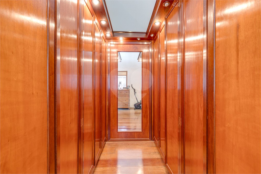 Casa à venda com 5 quartos, sendo 4 suítes, em Alto da Boa Vista, São Paulo, SP
