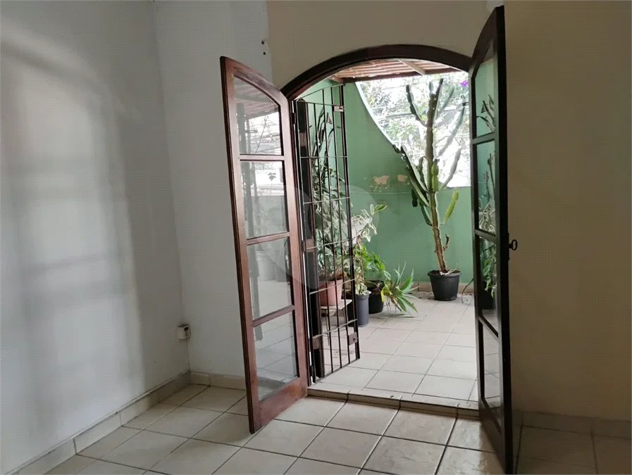 Vende-se sobrado de 3 andares na Vila Santa Catarina