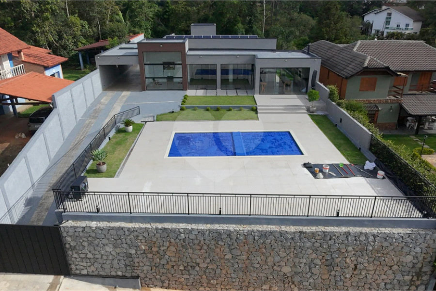 Casa à venda com 4 quartos, sendo 2 suítes, no condomínio Alpes da Cantareira, Mairiporã - SP
