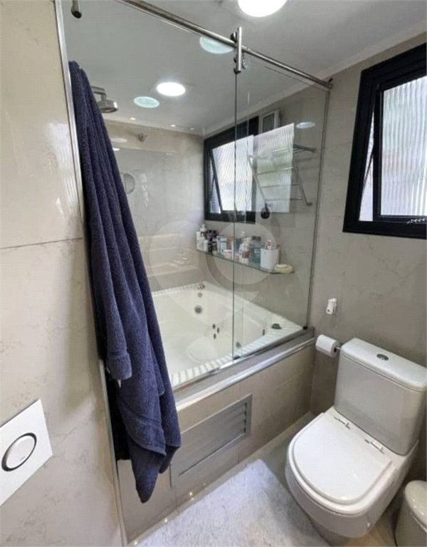 Apartamento LINDO reformado 4 dormitórios, sendo 2 suítes 1 mster, closet varandas integradas.