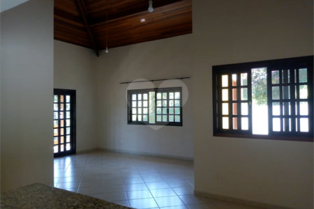 Casa em condomínio para alugar com 3 quartos, sendo 1 suíte, em Vila Petrópolis, Atibaia, SP