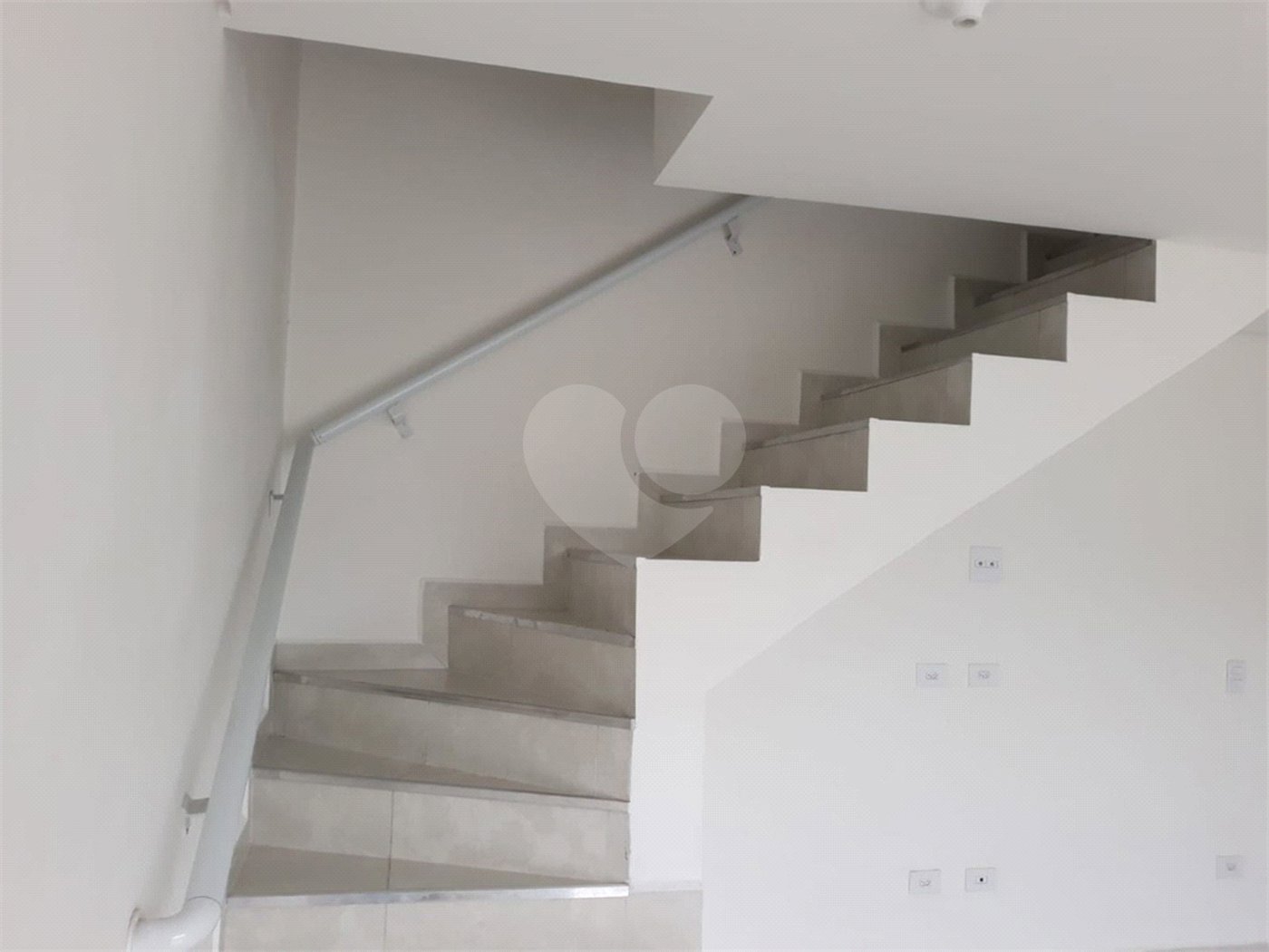 Apartamento à venda ou para alugar com 2 quartos, sendo 1 suíte,  em Vila Santa Isabel, São Roque, SP