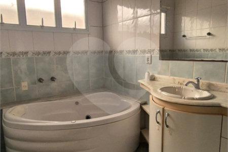 Casa para alugar com 3 quartos, sendo 1 suíte, no condomínio Recanto dos Paturis, Vinhedo - SP